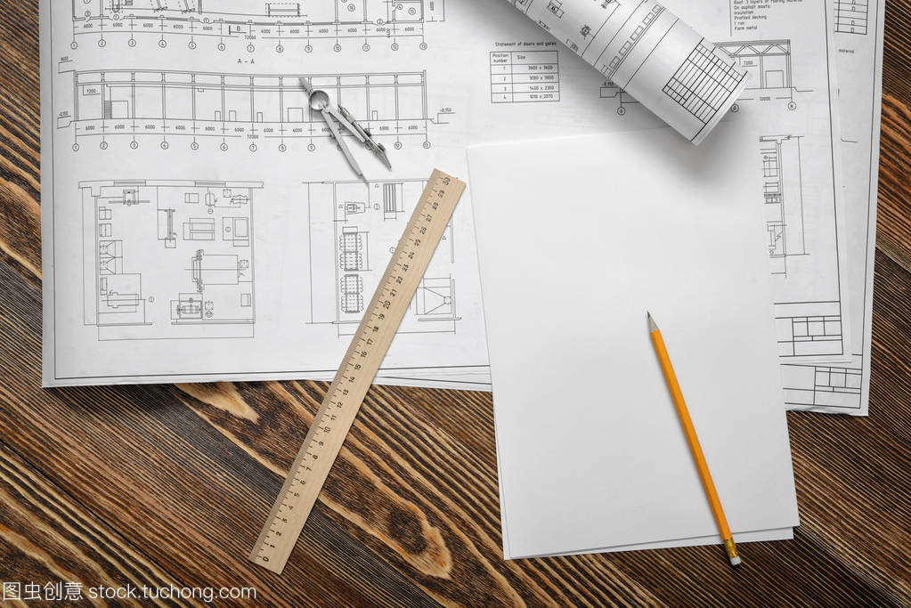 藍(lán)圖的誕生 鉛筆、尺規(guī)與木桌上的建筑夢